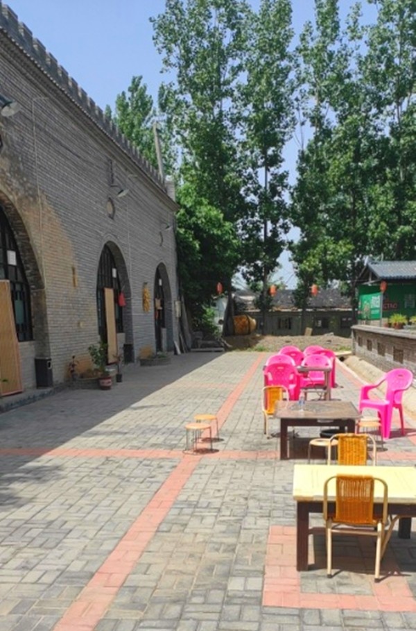 宜陽縣錦屏鎮山底村的透水磚施工效果展示