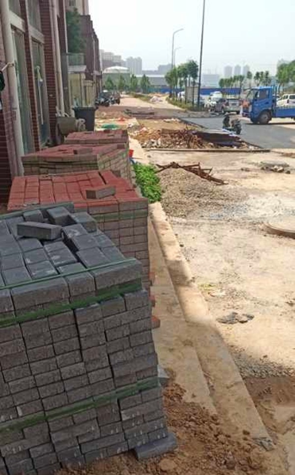 洛陽老城區中鑫家苑透水磚施工工程（正在施工中）